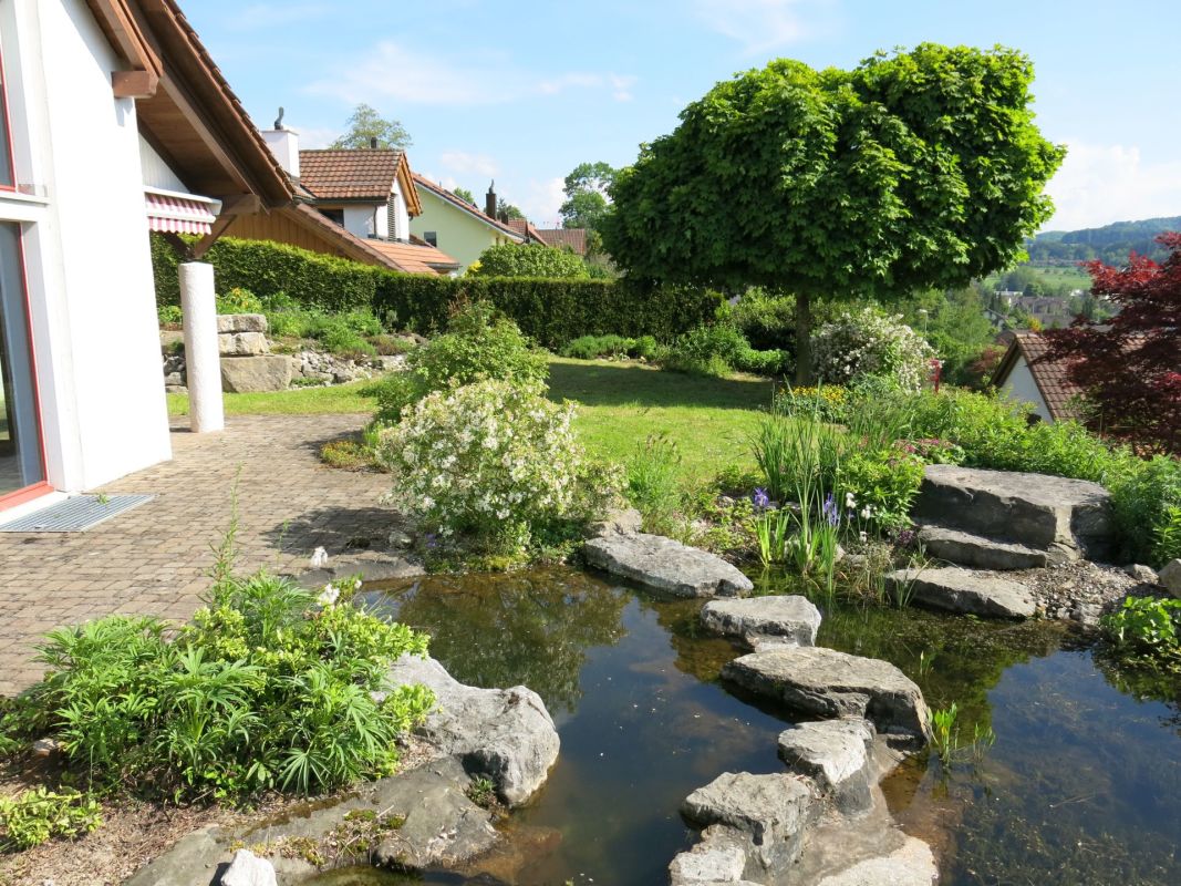 Garten mit Teich und Terrasse