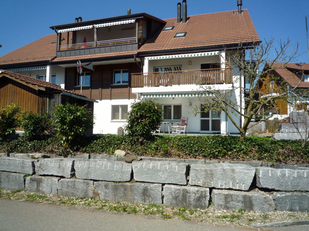 Mehrfamilienhaus mit Balkonen und Satteldach