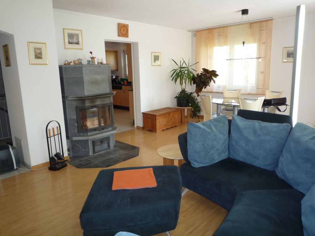 Wohnzimmer mit Kamin und Essbereich