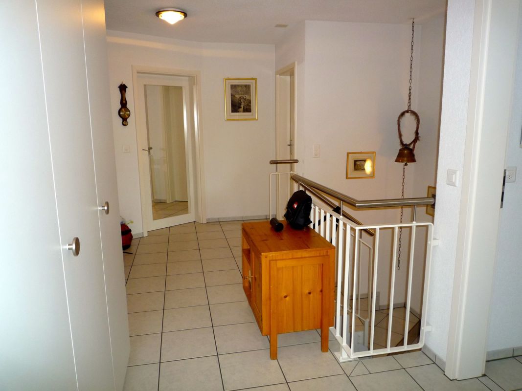 Heller Flur mit Treppenabsatz
