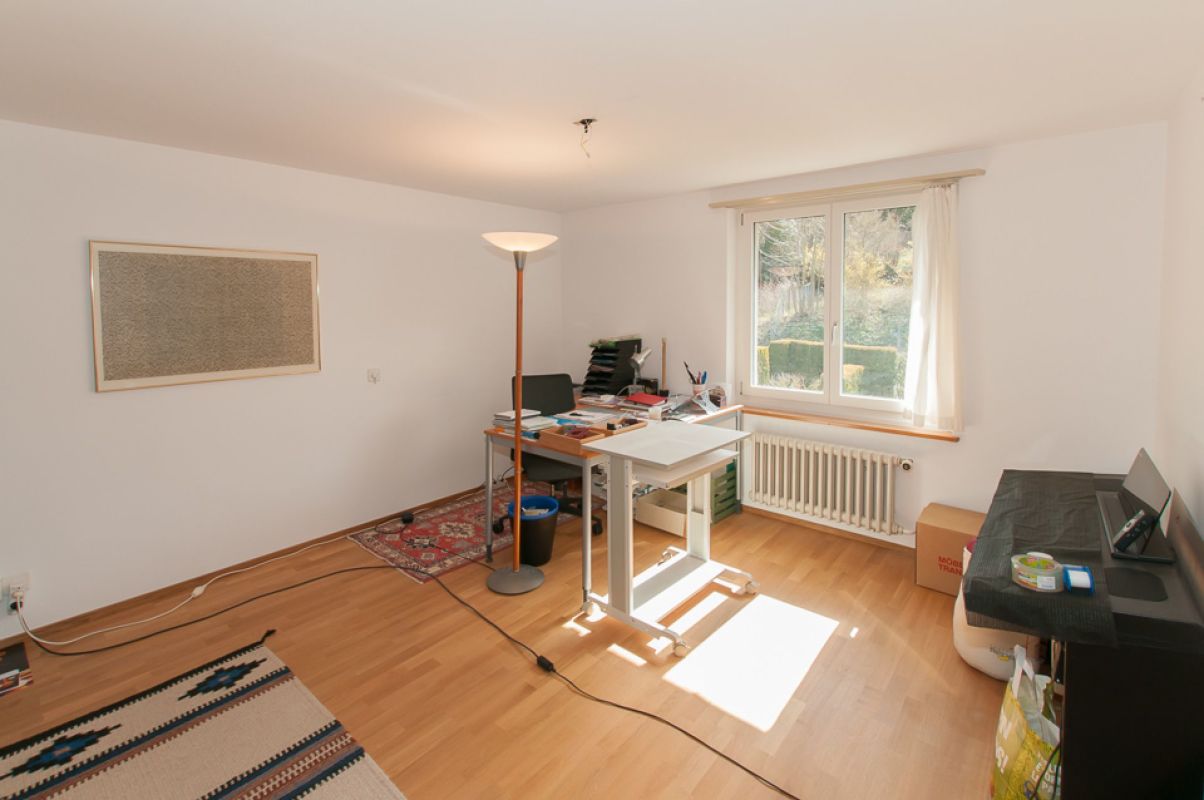 Helles Arbeitszimmer mit Schreibtisch