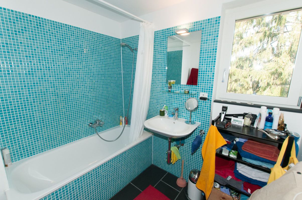 Badezimmer mit türkisfarbenen Mosaikfliesen