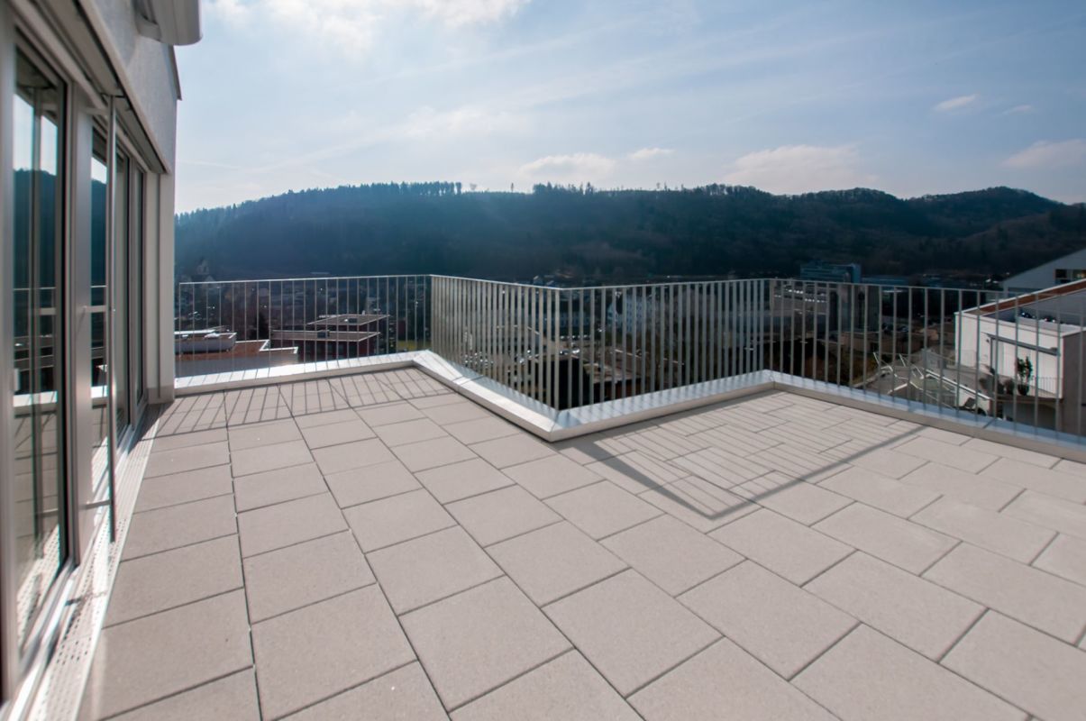 Große Dachterrasse mit Bergblick