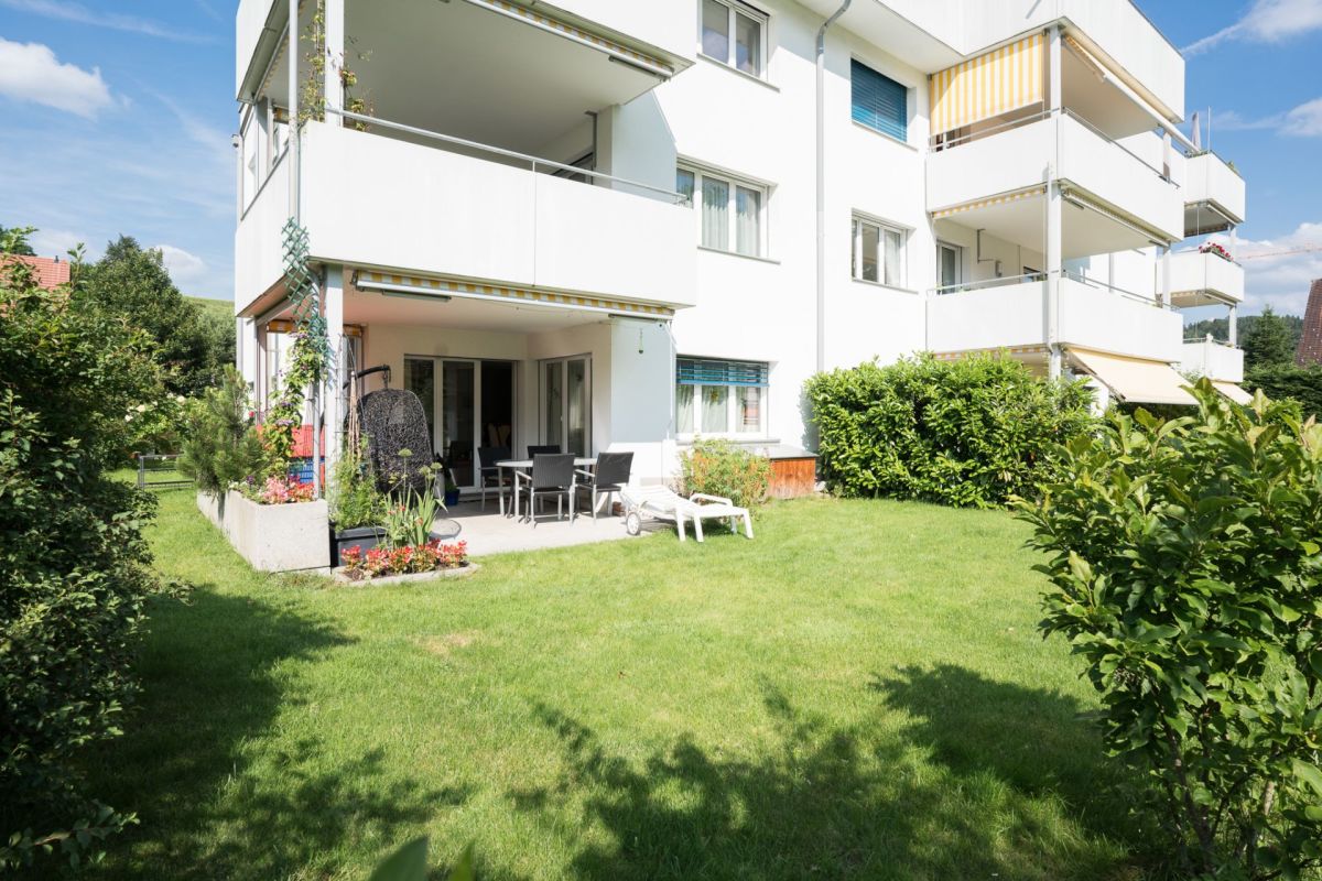 Außenansicht eines modernen Wohngebäudes mit Garten und Terrassen
