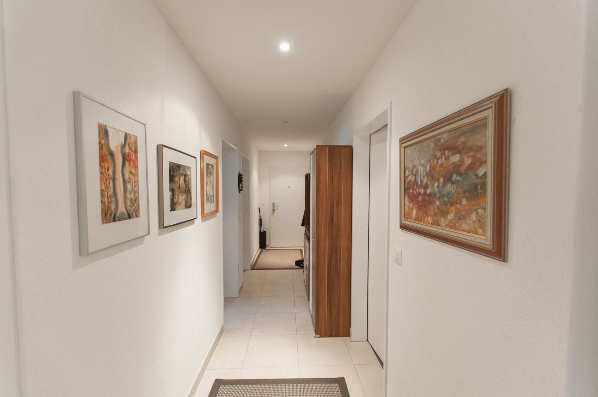 Heller Flur mit Kunstwerken