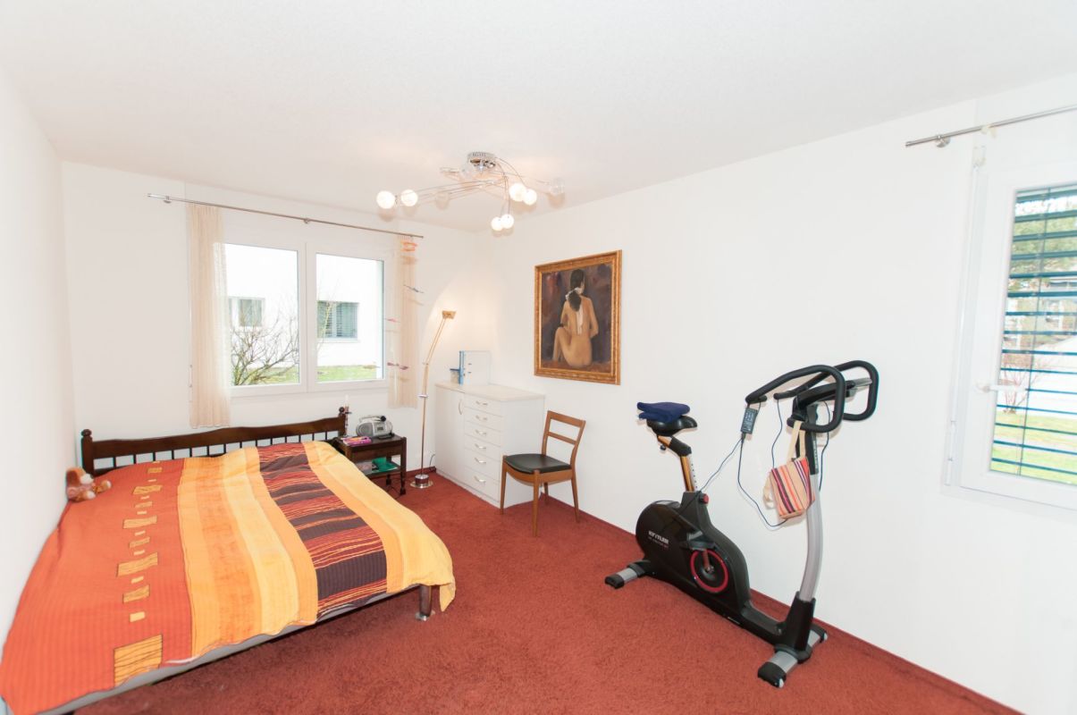 Schlafzimmer mit Trainingsgerät