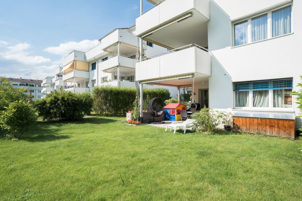 Mehrfamilienhaus mit Balkon und Garten