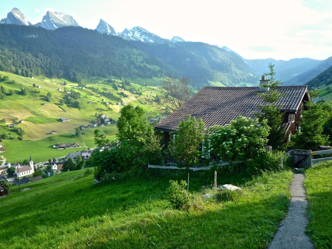 Alpine Landschaft mit Haus und Talblick
