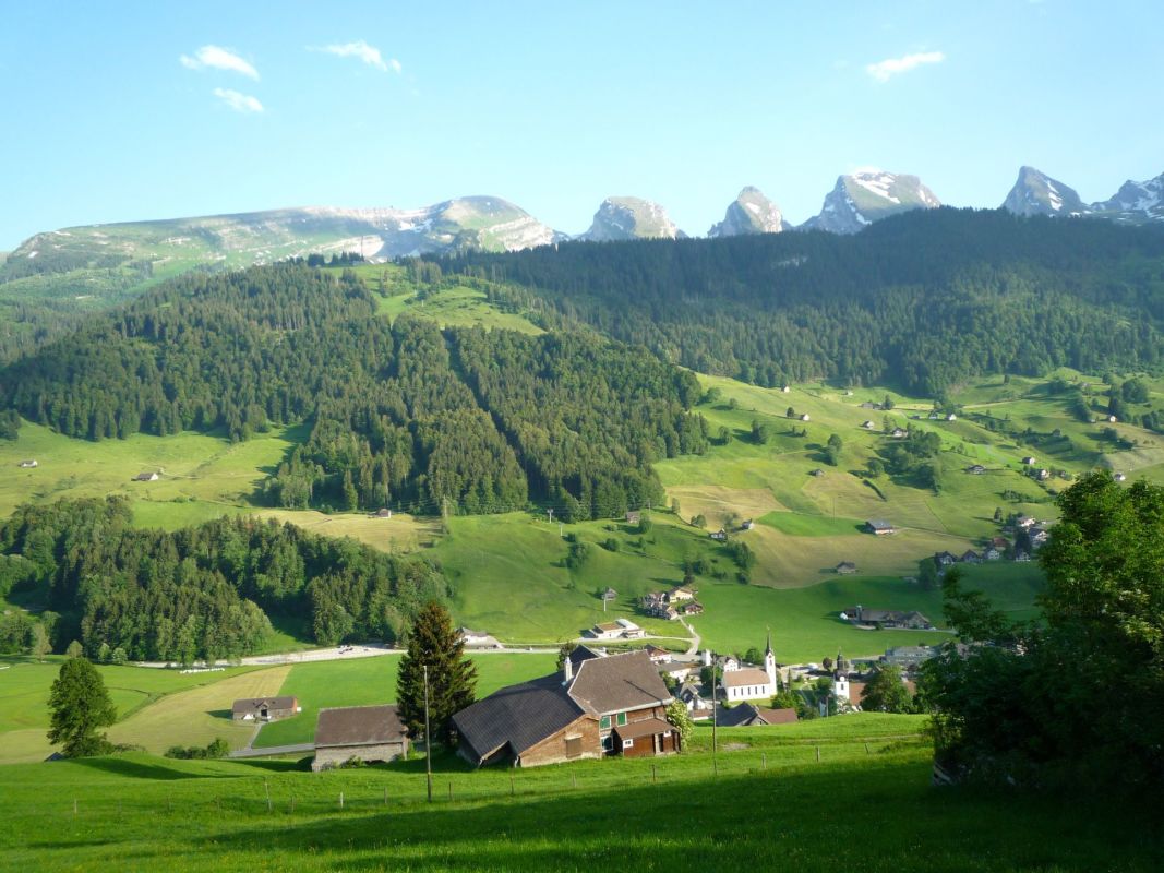 Alpenlandschaft mit Tal und Bergkamm