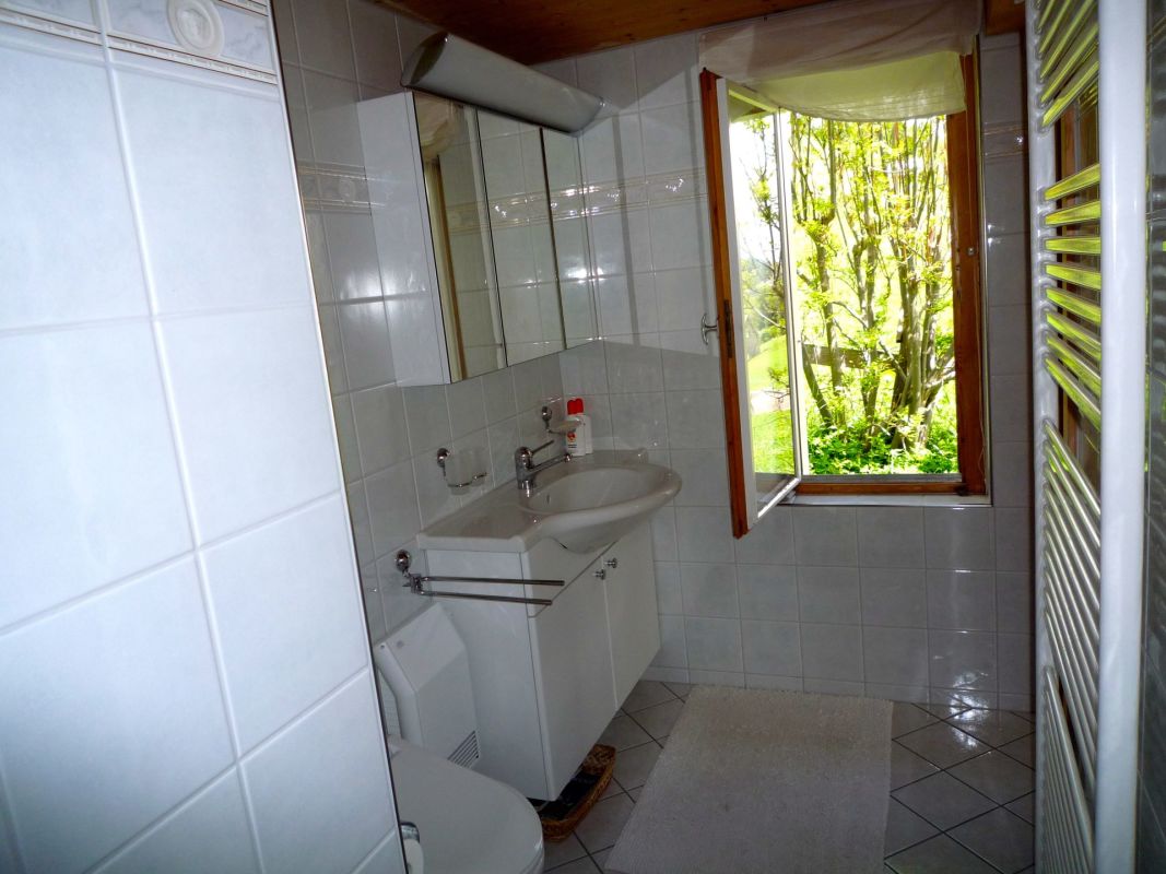 Kleines Badezimmer mit Fenster und Waschtisch