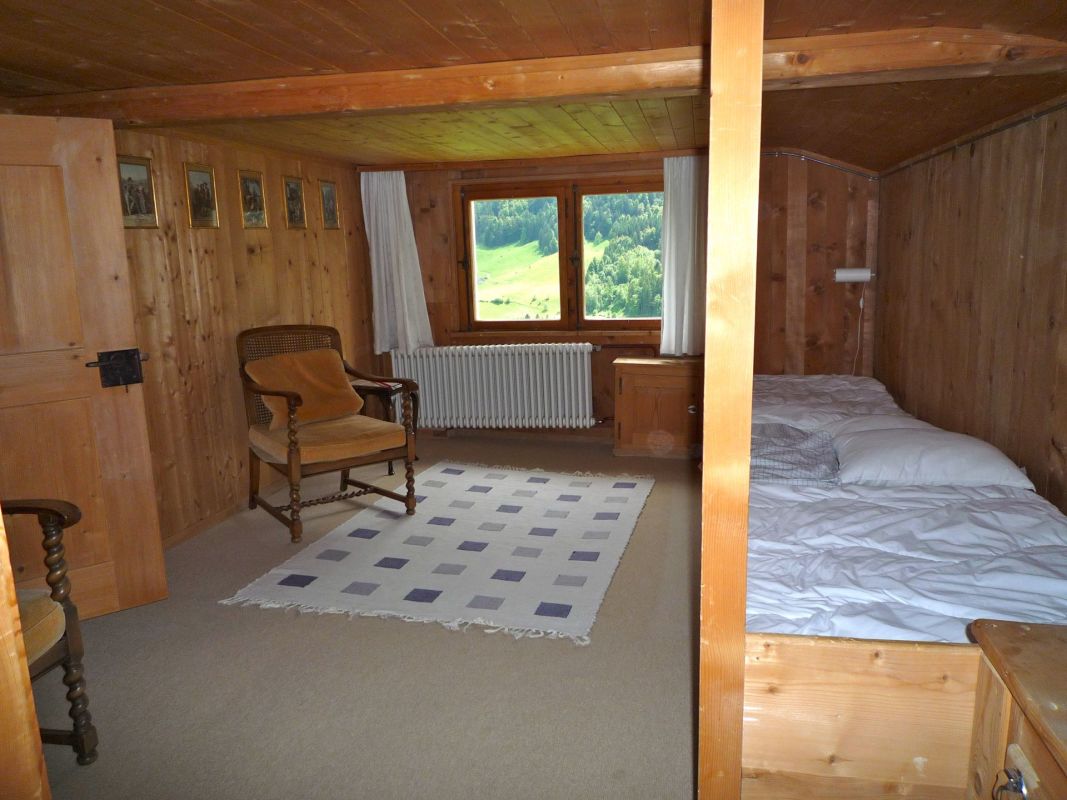 Rustikales Schlafzimmer im Holzinterieur