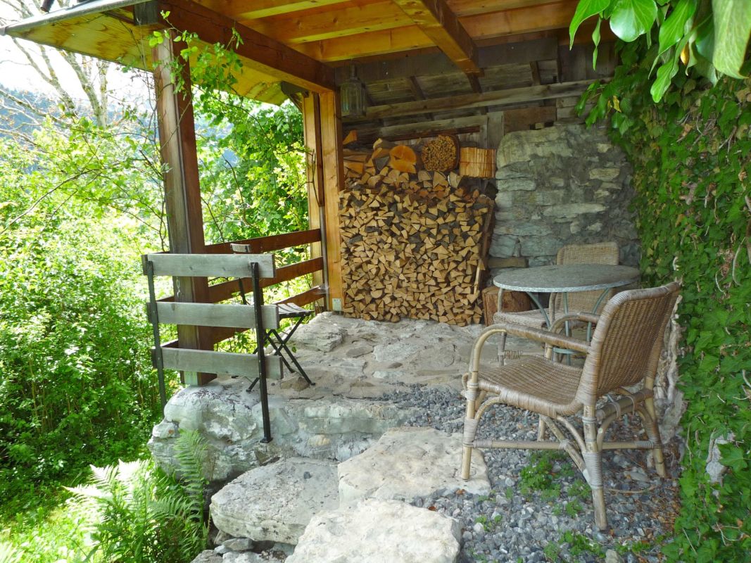 Rustikale Gartenlaube mit Sitzplatz