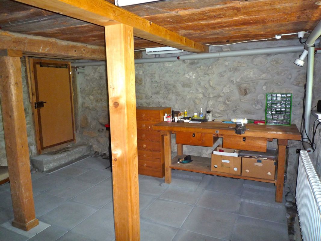 Keller- oder Werkraum mit Holzbalken