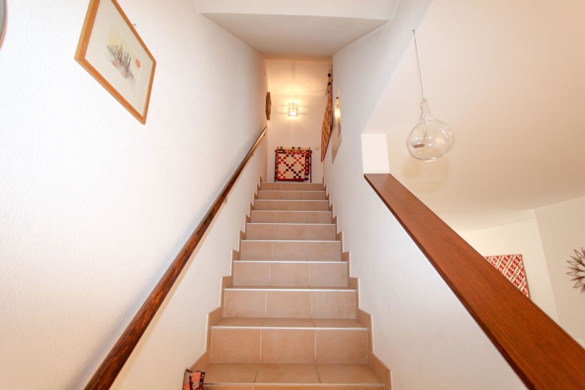Treppenhaus mit gefliester Treppe