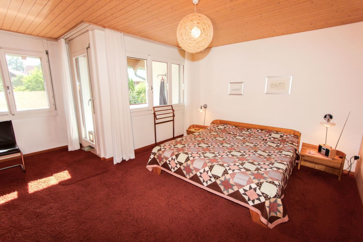 Gemütliches Schlafzimmer mit Holzdecke