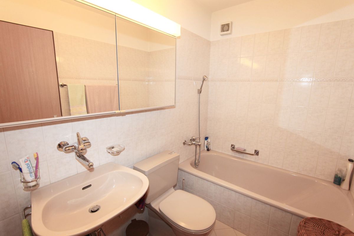 Kleines Bad mit Wanne und Waschbecken