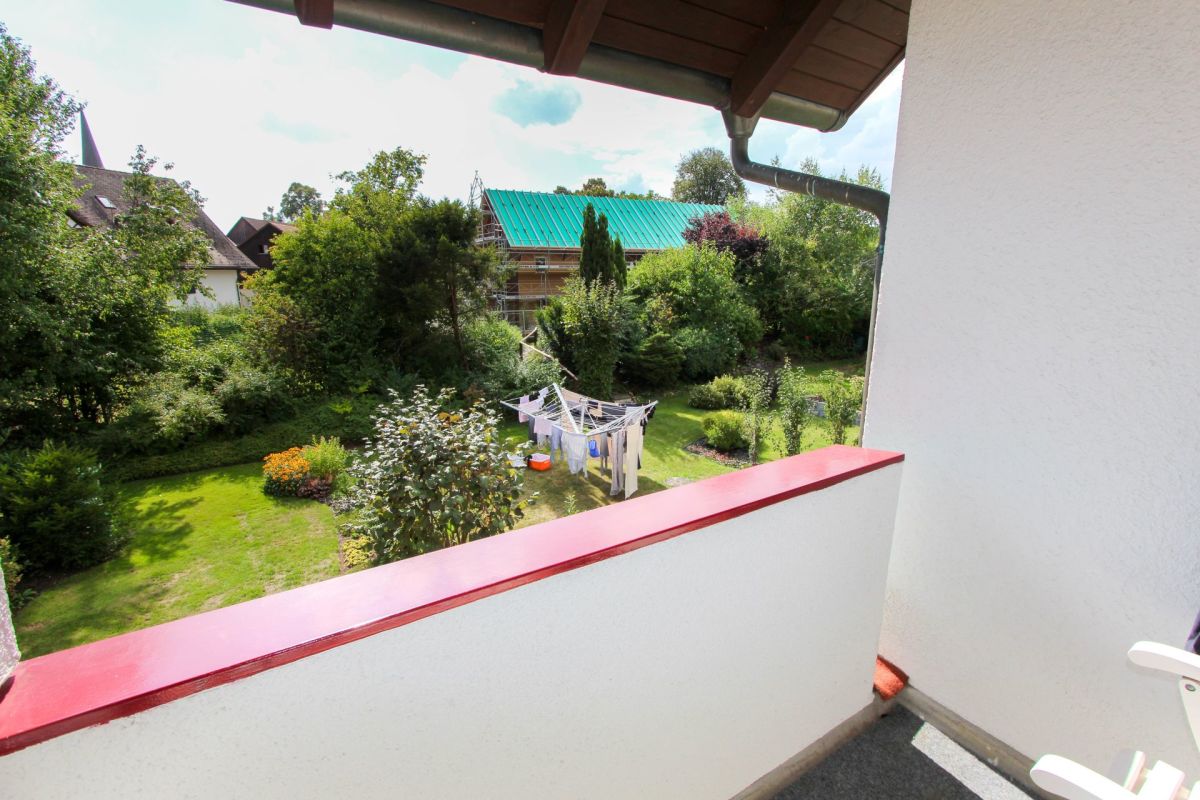 Blick vom Balkon in den Garten