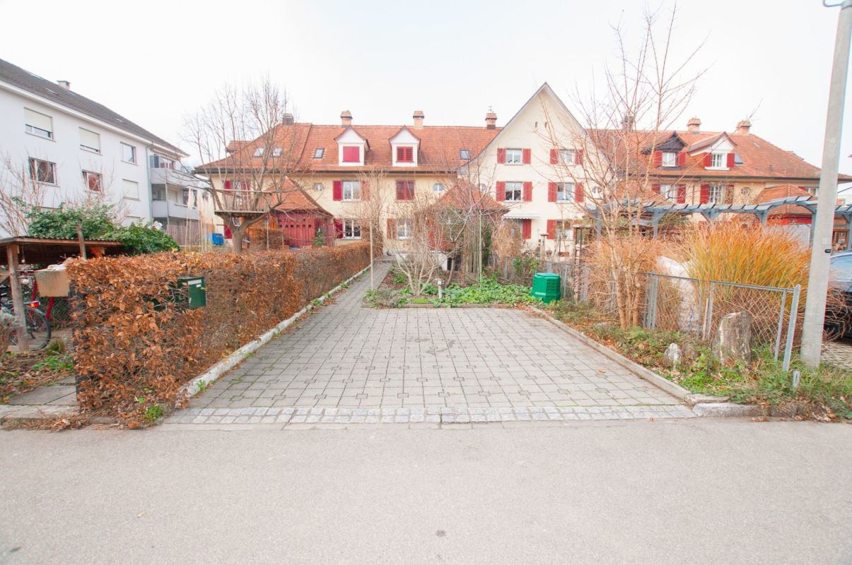 Vorgarten mit Zufahrt vor Wohnhäusern