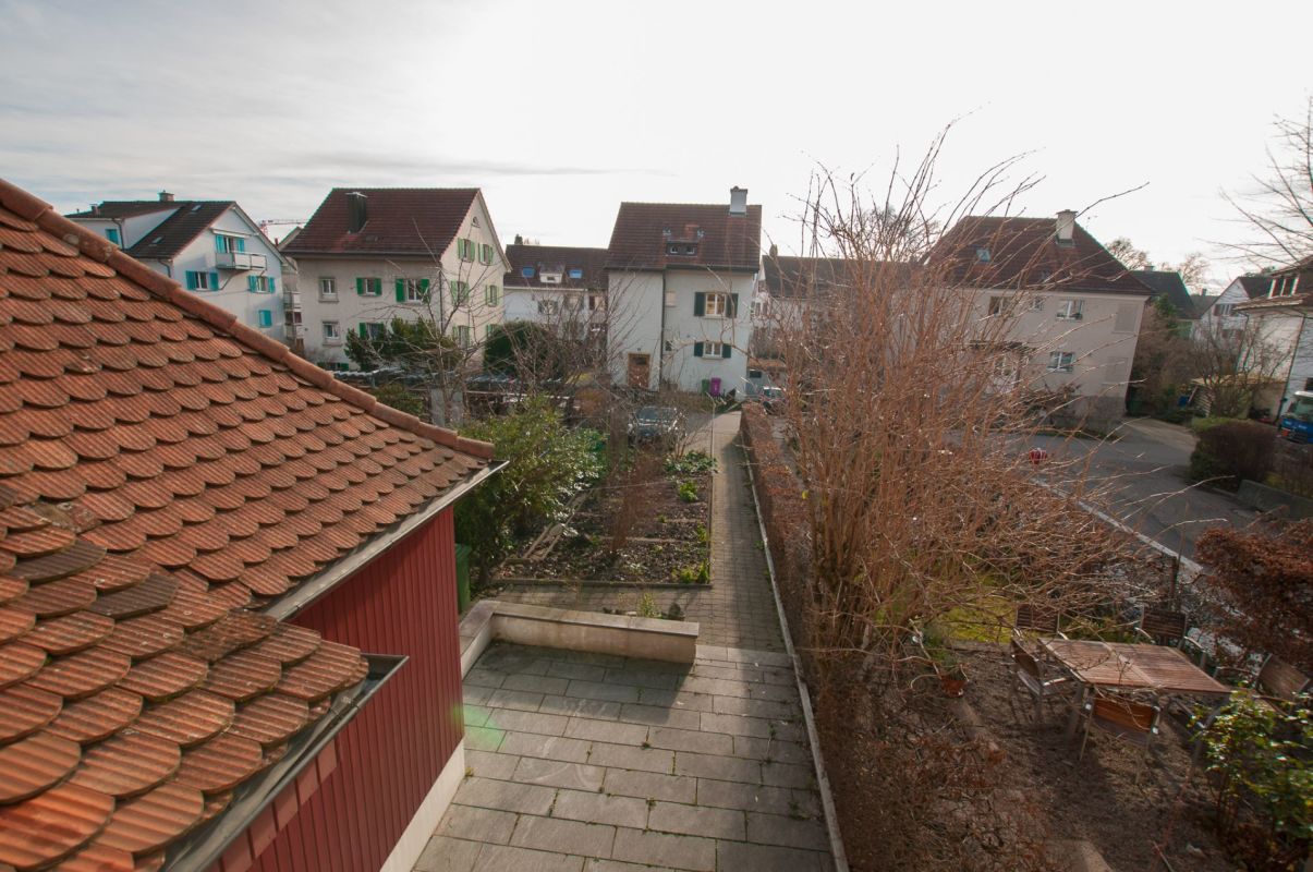 Dachterrasse mit Blick auf Wohnhäuser