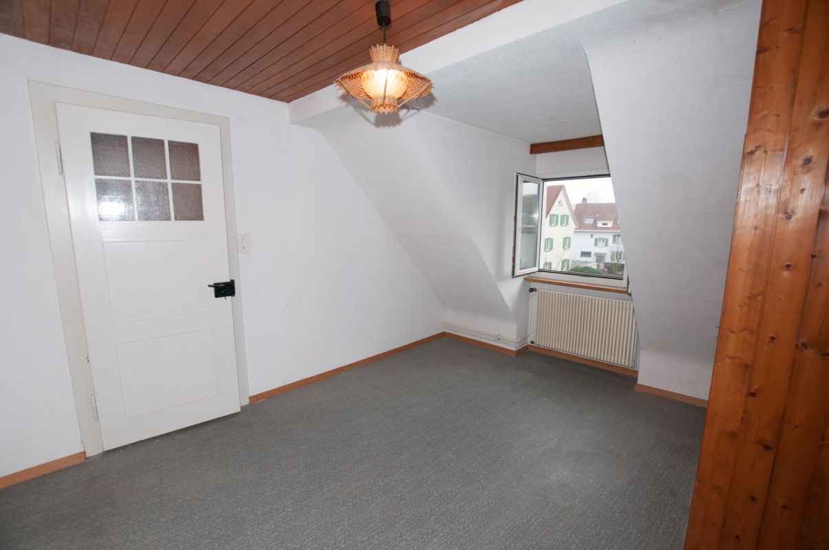 Dachzimmer mit Fenster und Tür