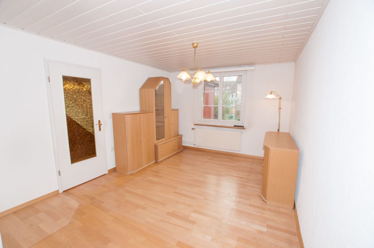 Helles, leeres Zimmer mit Holzfußboden
