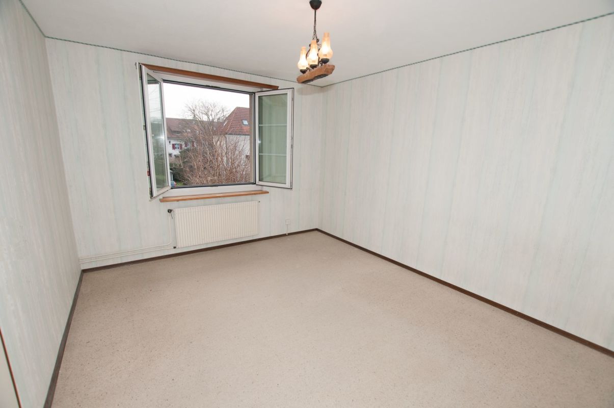 Leeres Zimmer mit offenem Fenster