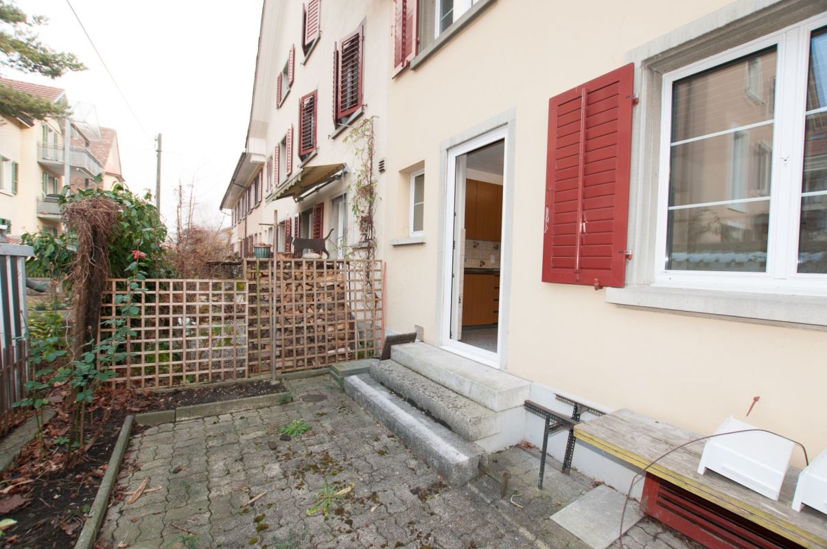 Außenansicht eines Wohnhauses mit kleinem Gartenbereich