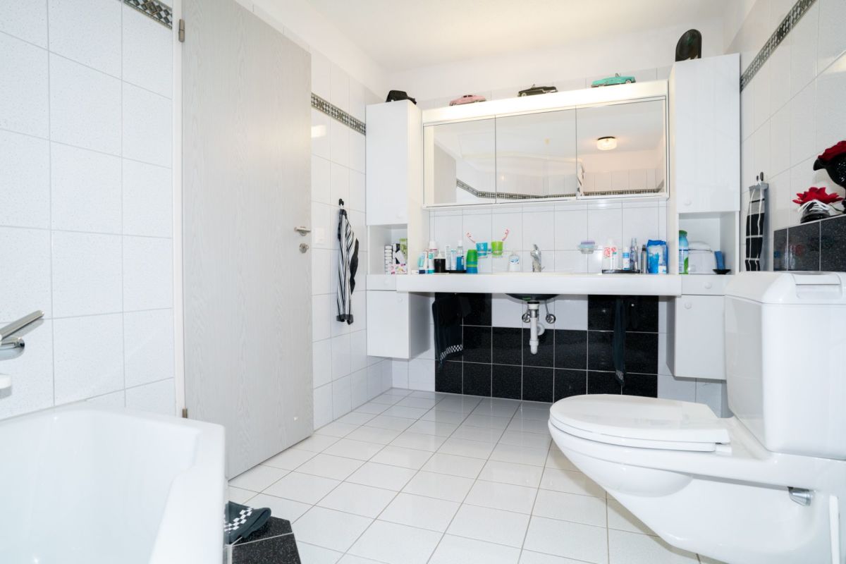 Modernes Gäste-WC mit Waschtisch und WC