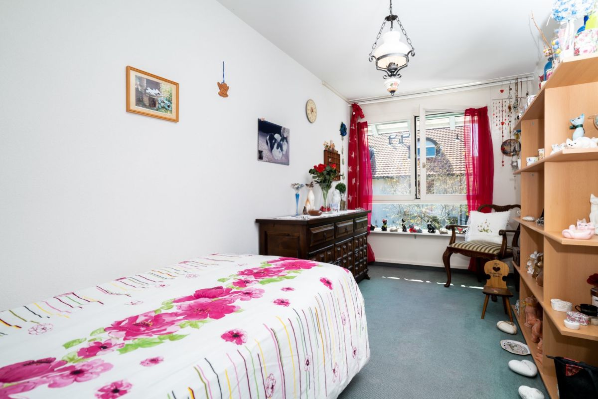 Helles Schlafzimmer mit Einzelbett und Fensterbank