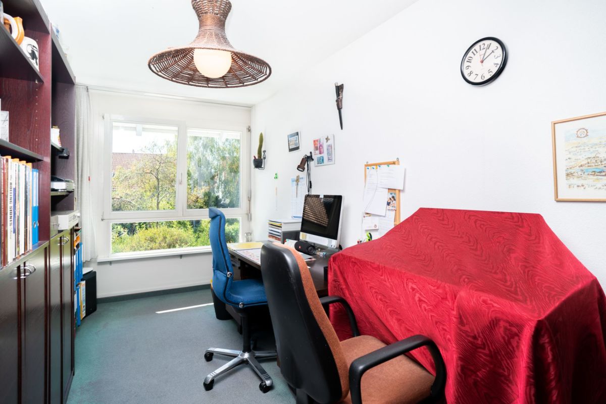 Arbeitszimmer mit Blick ins Grüne