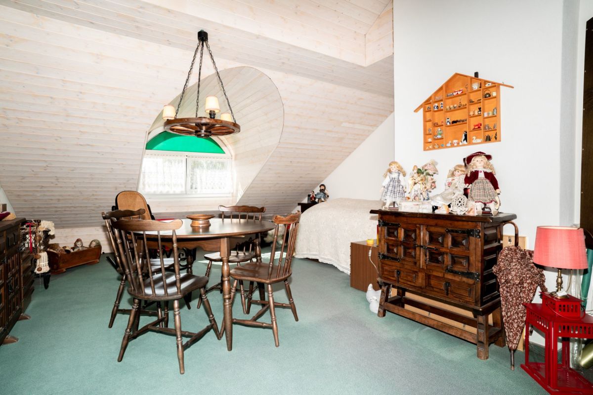 Dachzimmer mit antiken Möbeln