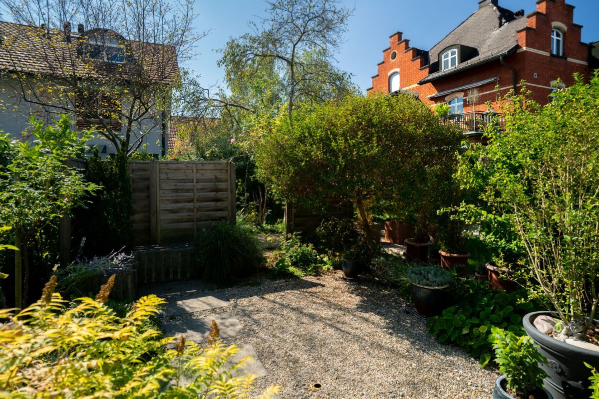 Garten mit Blick auf Nachbarhäuser