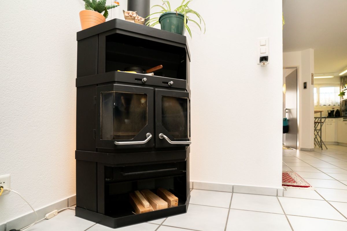 Wohnzimmer mit Kaminofen und angrenzendem Durchgang