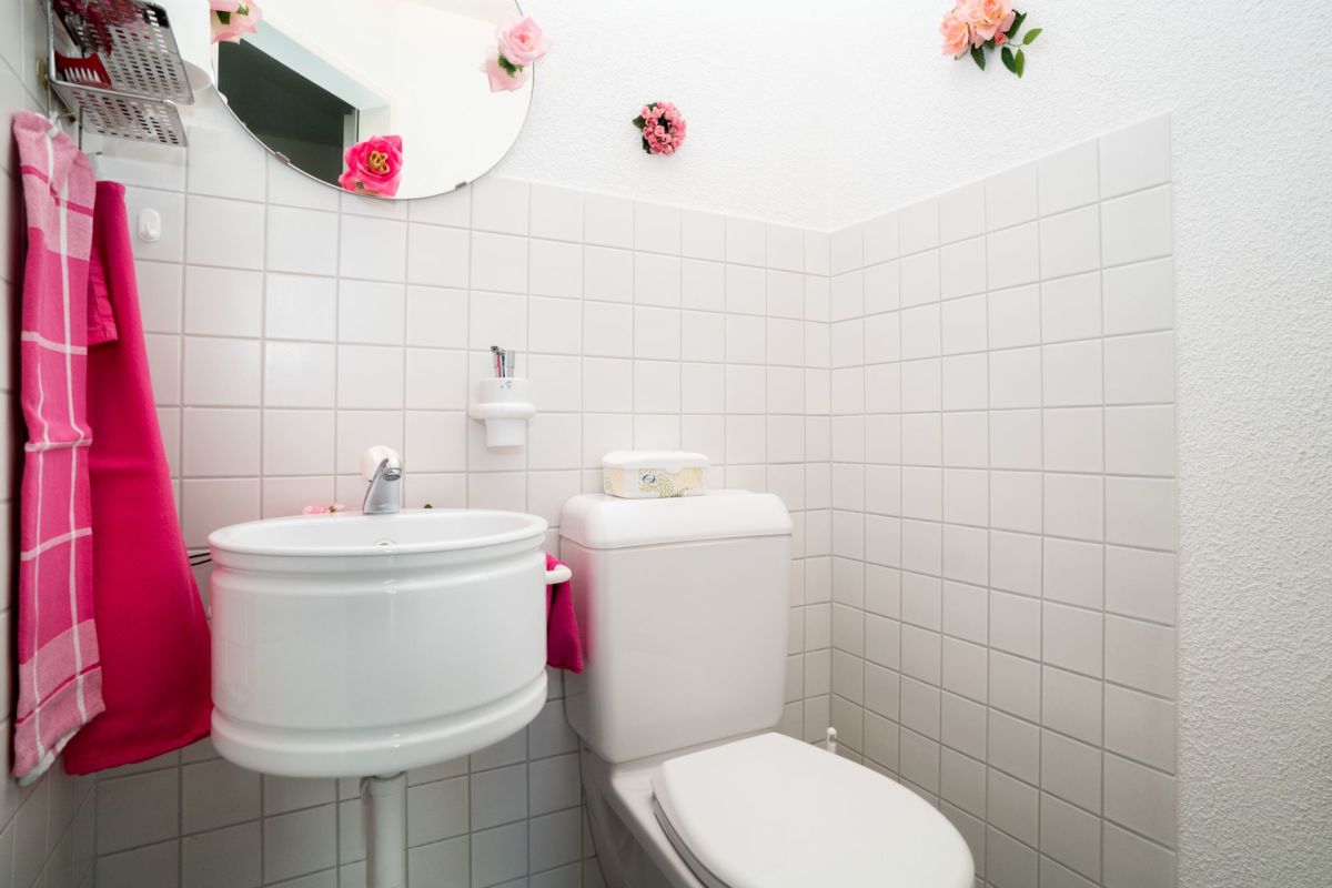 Gäste-WC mit Wand-Waschbecken