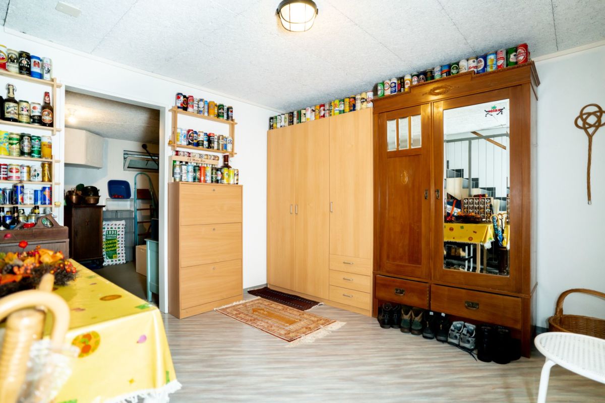 Aufbewahrungsraum mit Holzschränken