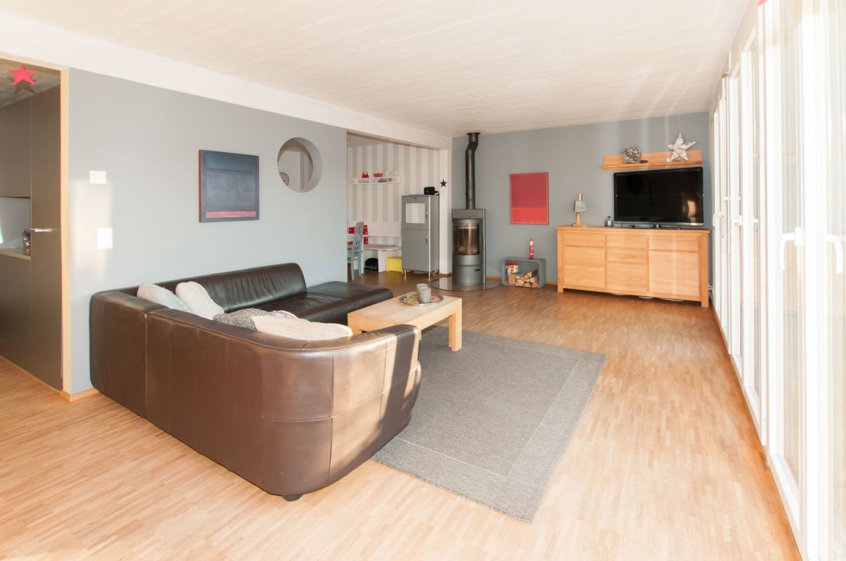 Wohnzimmer mit Kaminofen und TV-Möbel