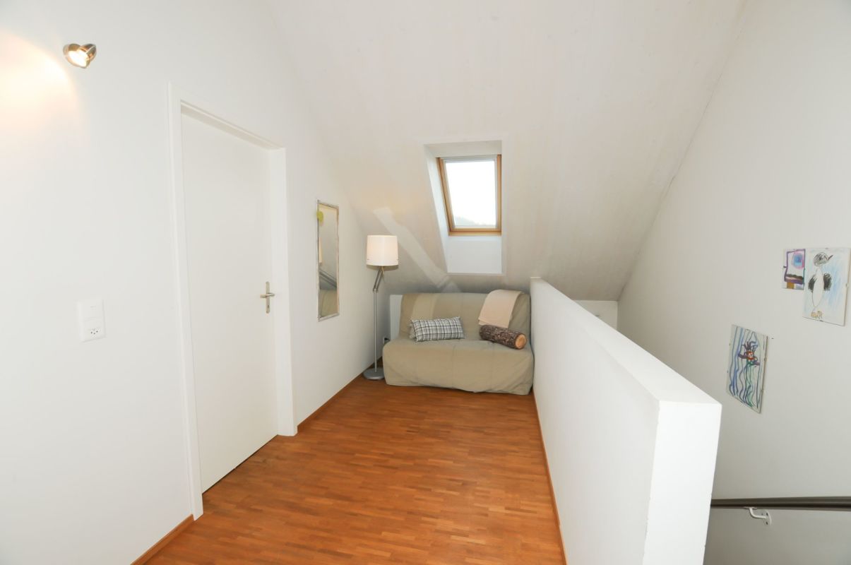 Heller Dachbodenflur mit Sitzbereich