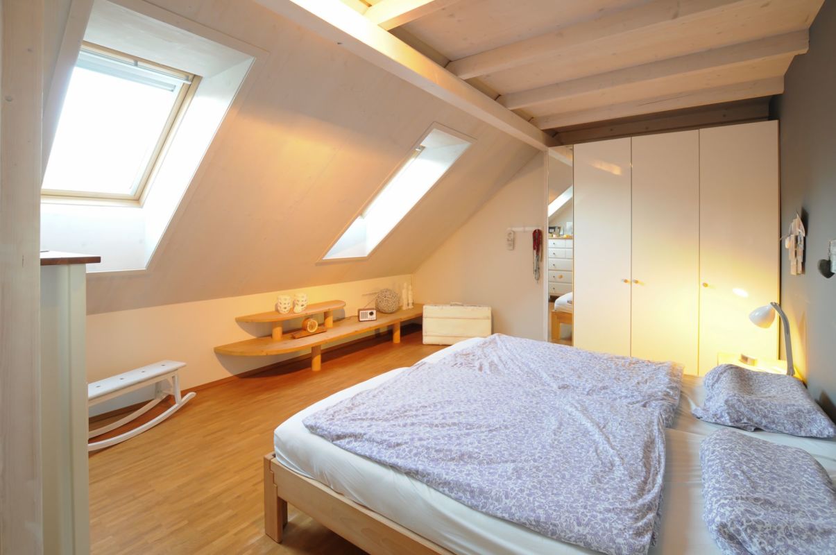 Dachgeschoss-Schlafzimmer mit Dachfenstern