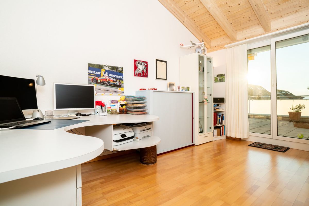 Helles Homeoffice mit Holzdecke und Balkonzugang