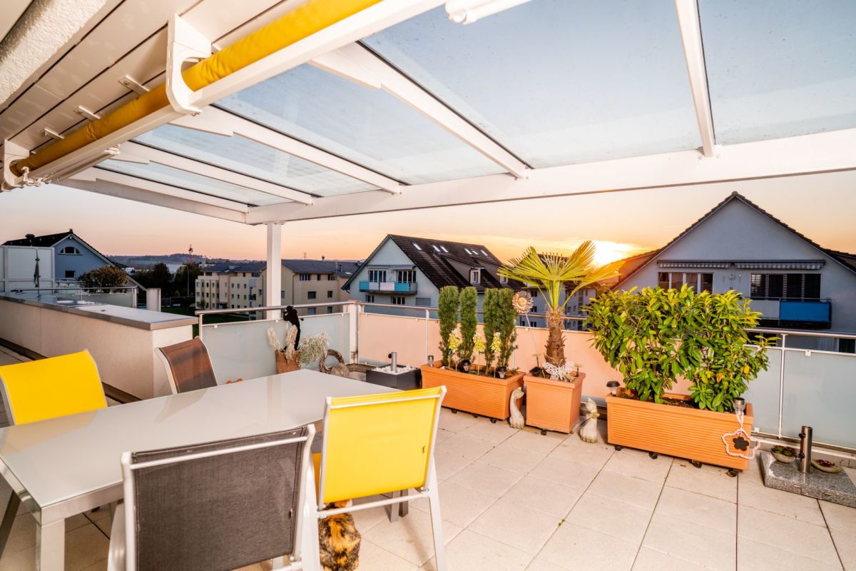 Dachterrasse mit Blick in den Sonnenuntergang