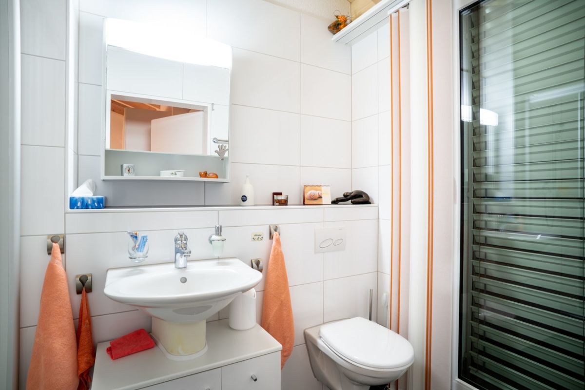 Kompaktes Gäste-WC mit Waschtisch und Fenster