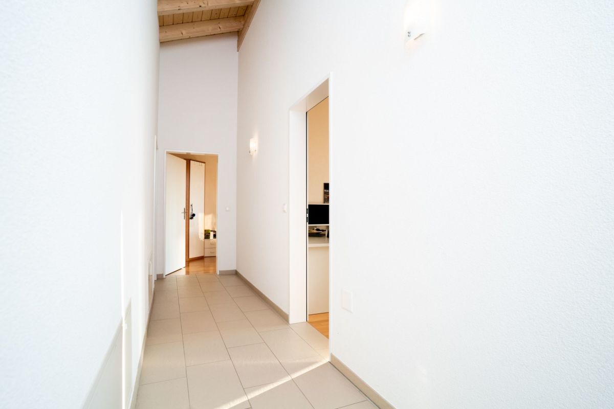 Heller Flur mit hohen Decken