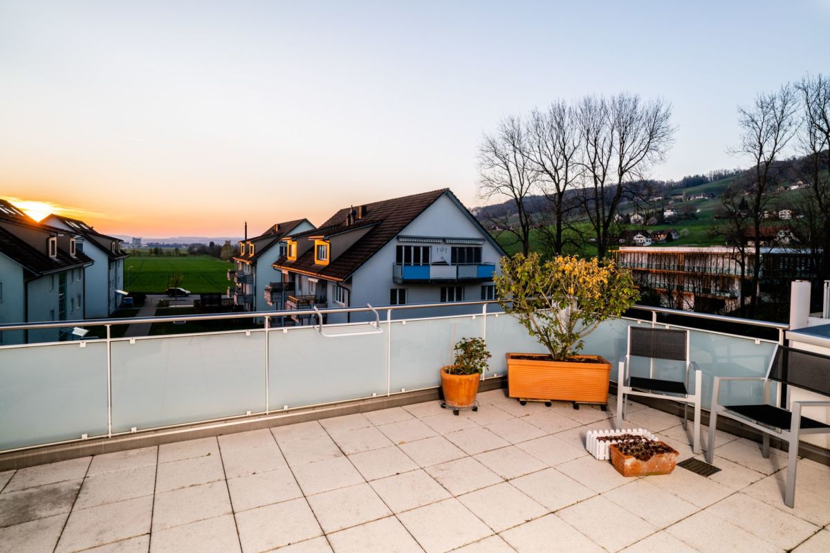 Dachterrasse mit Blick ins Tal bei Sonnenuntergang