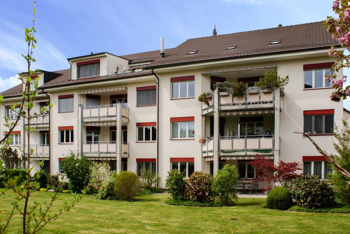 Mehrfamilienhaus mit Balkonen und Garten
