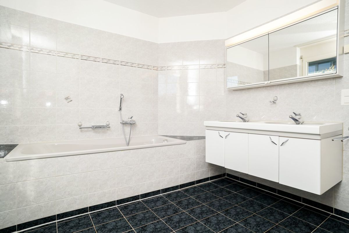 Modernes Badezimmer mit Badewanne und Doppelwaschtisch