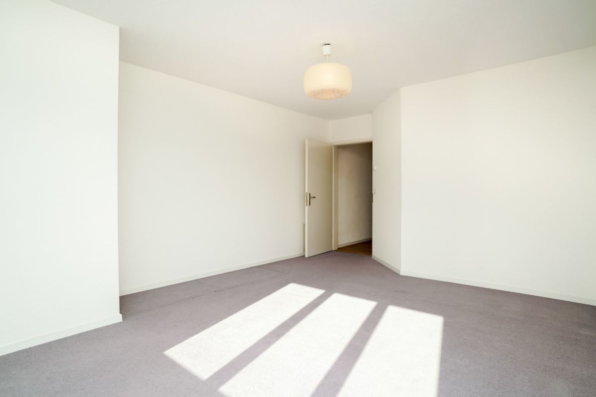 Helles leeres Schlafzimmer mit Teppichboden