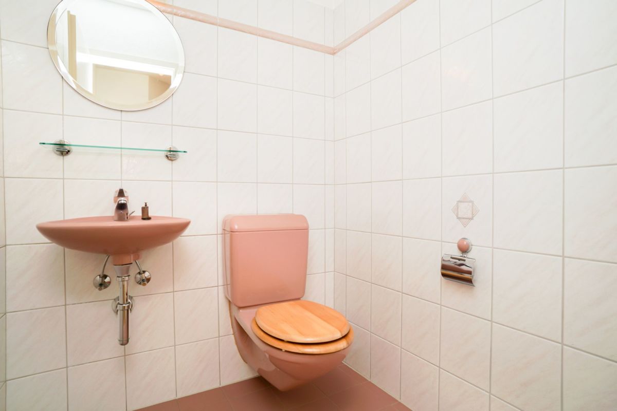 Gäste-WC mit rosa Sanitärobjekten