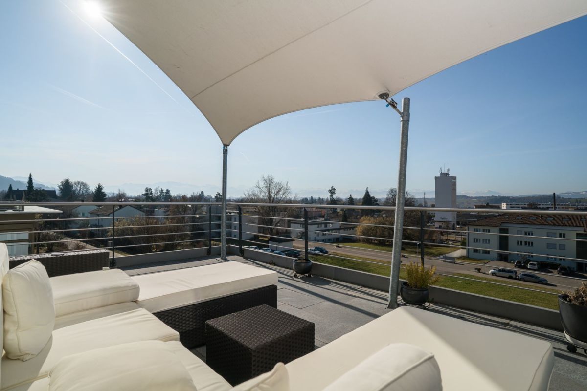 Dachterrasse mit Lounge-Möbeln und Panoramablick