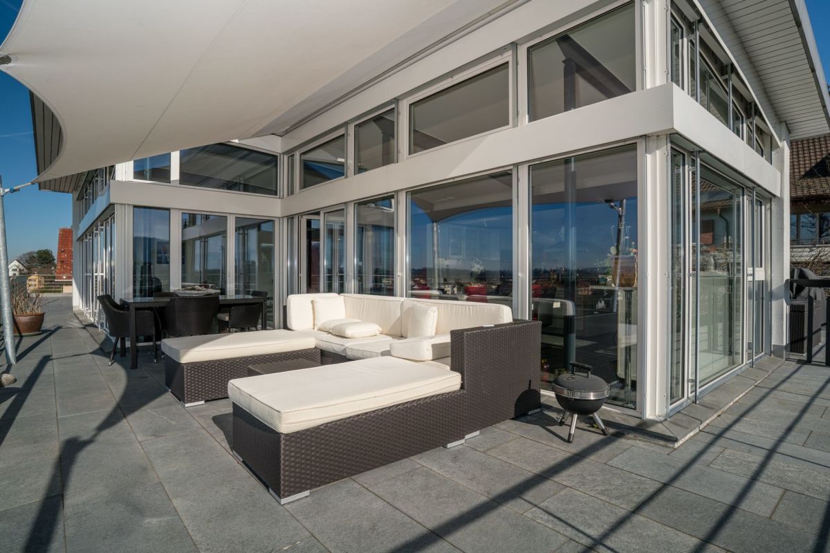 Dachterrasse mit Glasfassade