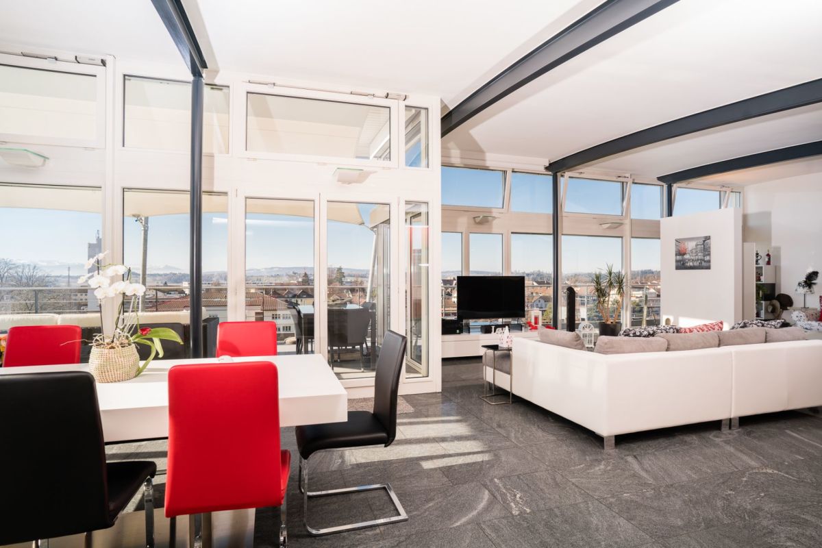 Offener Wohn- und Essbereich mit Dachterrasse